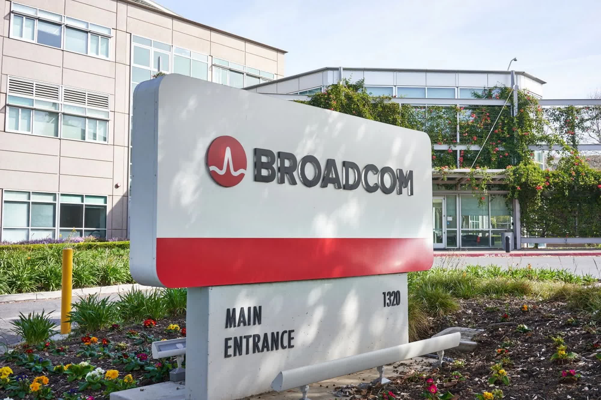 1050% VMware Price Hike: AT&T's Strong Reaction To Broadcom's Proposal 1050% VMware Price Hike: AT&T's Strong Reaction To Broadcom's Proposal