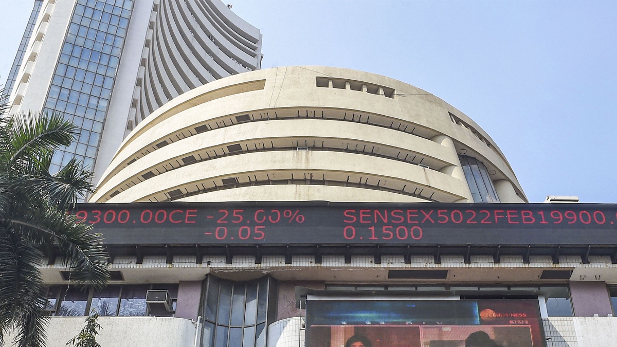 शेयर बाजार में ऐतिहासिक रिकवरी: निफ्टी ने 2025 का नुकसान किया पूरा, सेंसेक्स में 1078 अंकों की बढ़ोतरी शेयर बाजार में ऐतिहासिक रिकवरी: निफ्टी ने 2025 का नुकसान किया पूरा, सेंसेक्स में 1078 अंकों की बढ़ोतरी
