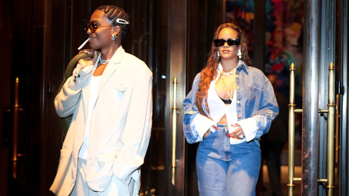 A Closer Look At Rihanna's Engagement Ring And Eye-Catching Heels A Closer Look At Rihanna's Engagement Ring And Eye-Catching Heels