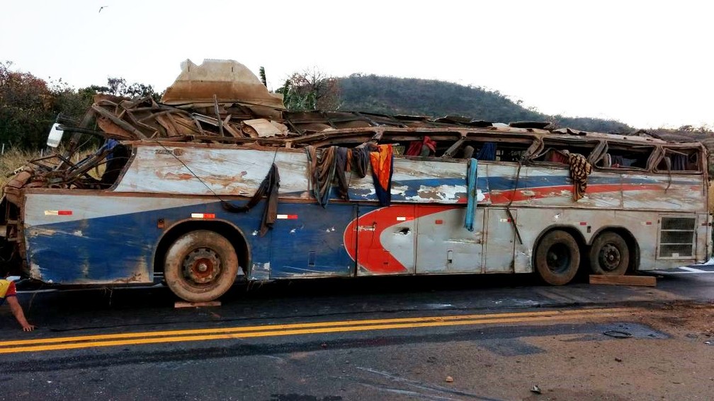 Acidente Com Ônibus Universitário: Ao Menos [Número] Mortos E Feridos