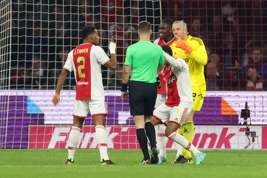 Ajax Extend Lead To Six Points As AZ Feel Impact Of Refereeing Error Ajax Extend Lead To Six Points As AZ Feel Impact Of Refereeing Error