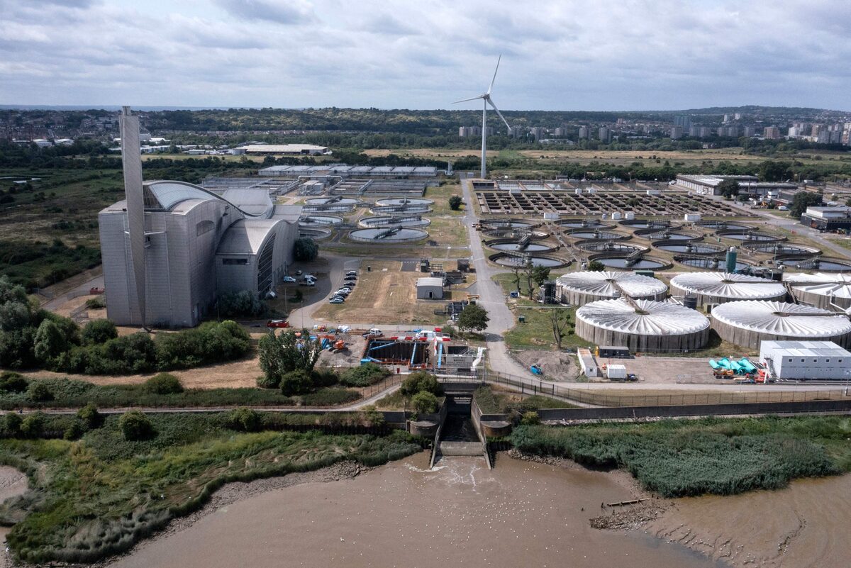 Are Thames Water Executive Bonuses Justified? A Critical Analysis Are Thames Water Executive Bonuses Justified? A Critical Analysis