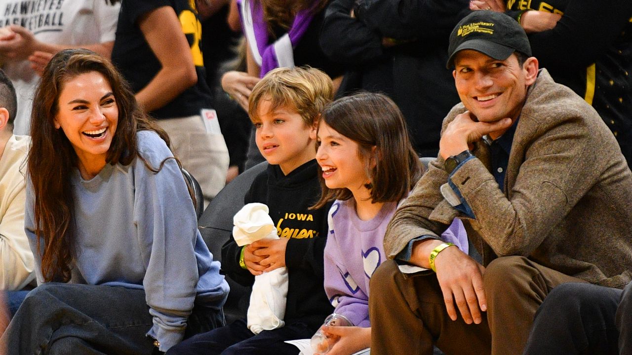 Ashton Kutcher's Post-Filming Outing: Beverly Hills Stroll With Mila Kunis Ashton Kutcher's Post-Filming Outing: Beverly Hills Stroll With Mila Kunis