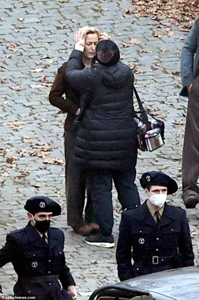 Ben Affleck And Gillian Anderson Film Dramatic Shootout Scene For Upcoming Movie Ben Affleck And Gillian Anderson Film Dramatic Shootout Scene For Upcoming Movie