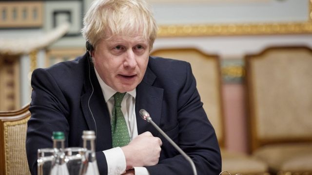 Boris Johnson: Ataque De Avestruz Durante Visita Familiar A Texas Boris Johnson: Ataque De Avestruz Durante Visita Familiar A Texas