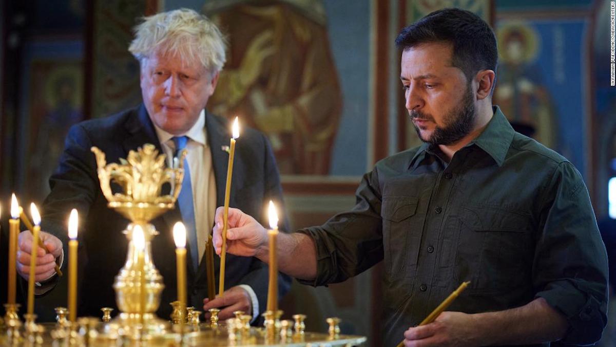 Boris Johnson Sufre Ataque De Avestruz Durante Paseo Familiar En Texas Boris Johnson Sufre Ataque De Avestruz Durante Paseo Familiar En Texas
