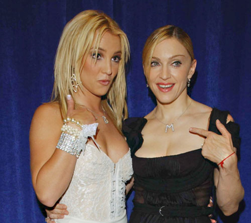 Busana Sebagai Kanvas: Menjelajahi Ekspresi Diri Miley Cyrus Busana Sebagai Kanvas: Menjelajahi Ekspresi Diri Miley Cyrus