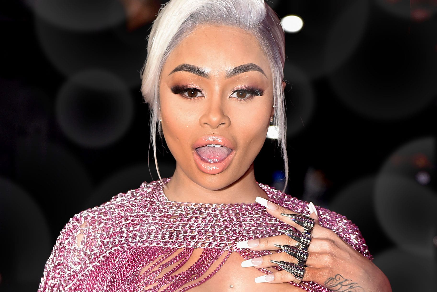 Christina Aguilera: Fans Accuse Singer Of Excessive Photoshopping In Recent Photos Christina Aguilera: Fans Accuse Singer Of Excessive Photoshopping In Recent Photos