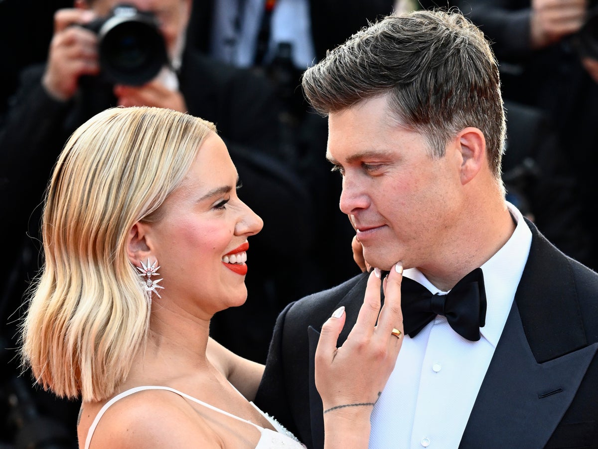 Colin Jost's Earnings Compared To Wife Scarlett Johansson: A Financial Analysis Colin Jost's Earnings Compared To Wife Scarlett Johansson: A Financial Analysis