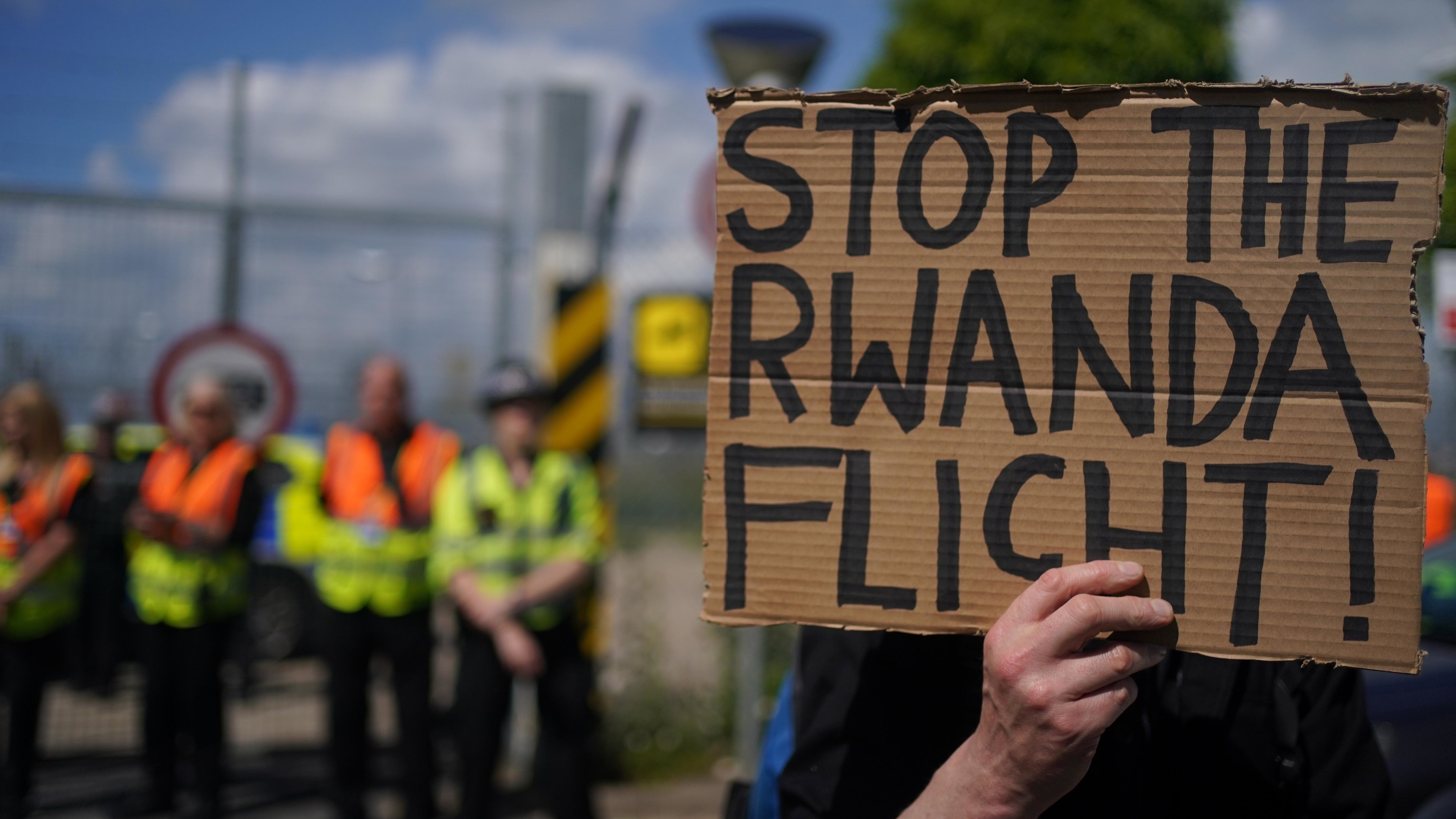 Debate Intensifies: Alleged Plot To Send Migrants To Île De Ré Debate Intensifies: Alleged Plot To Send Migrants To Île De Ré