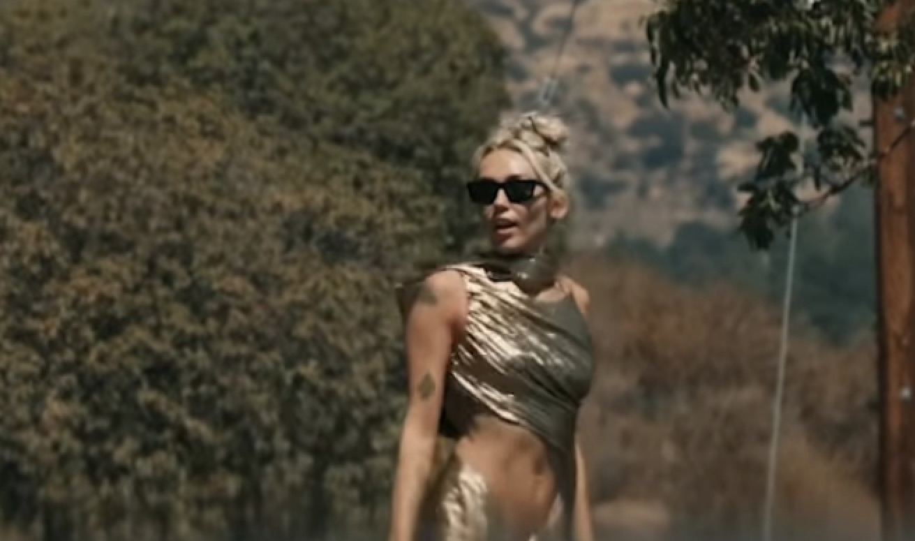Dengarkan Sekarang: Single Baru Miley Cyrus - Dengarkan Sekarang: Single Baru Miley Cyrus -