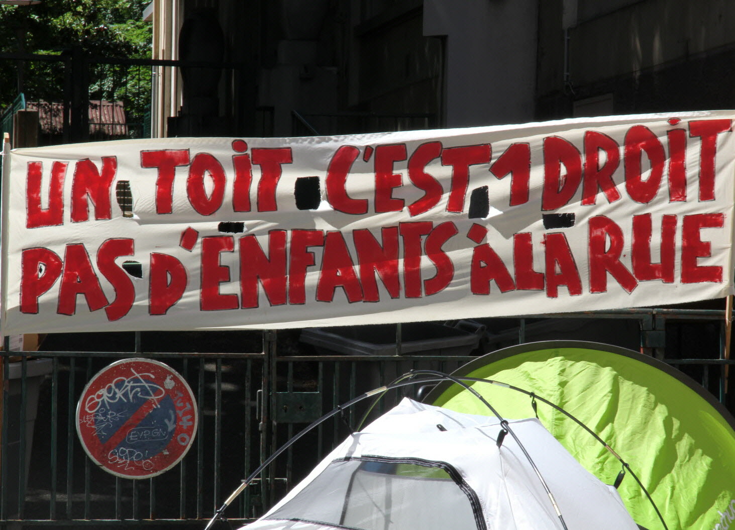 Dijon : Véhicule Contre Un Mur Rue Michel-Servet - Le Conducteur Se Dénonce Dijon : Véhicule Contre Un Mur Rue Michel-Servet - Le Conducteur Se Dénonce