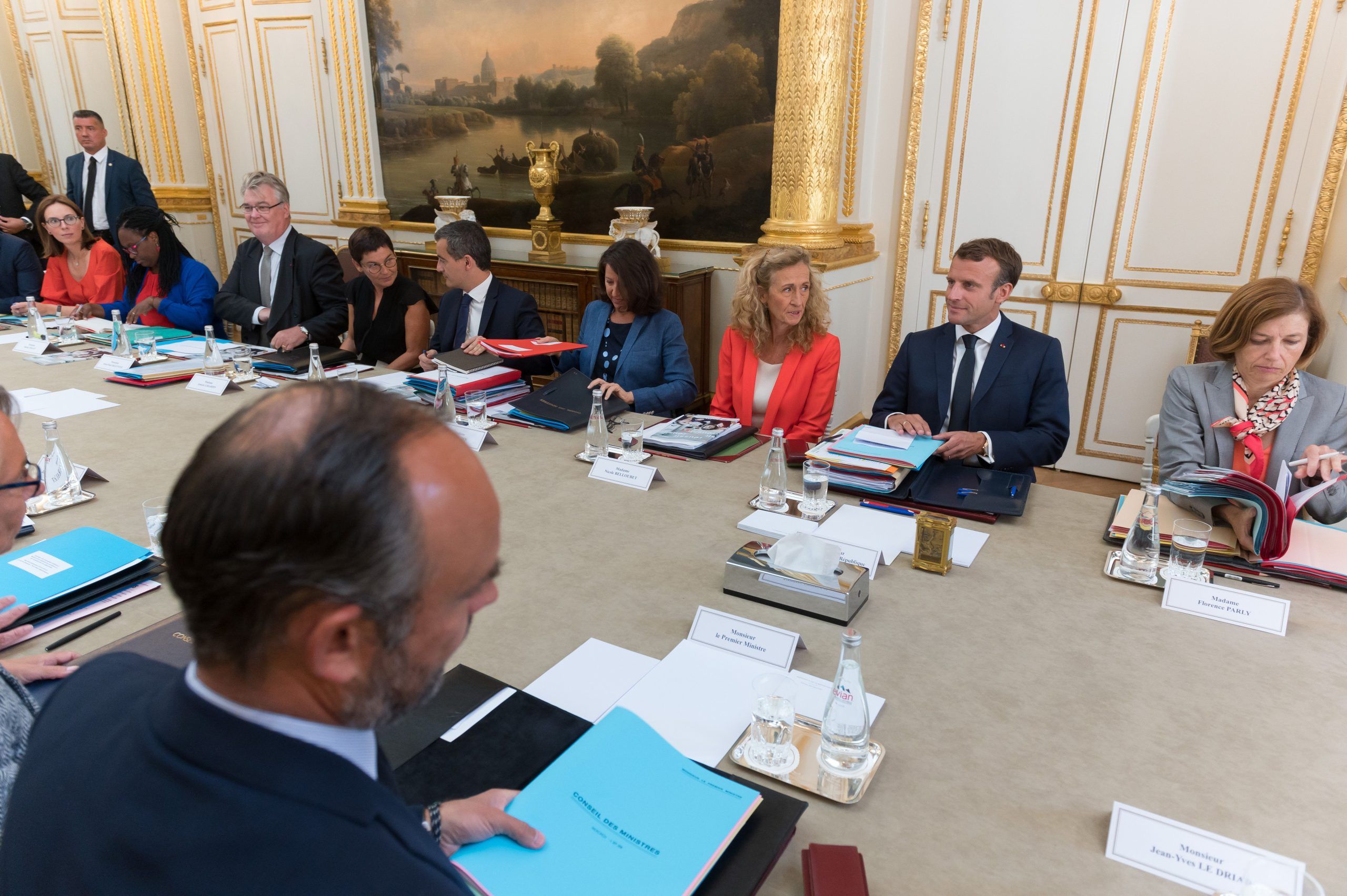 Dîner Houleux : Sardou Remonte Les Bretelles À Macron Dîner Houleux : Sardou Remonte Les Bretelles À Macron