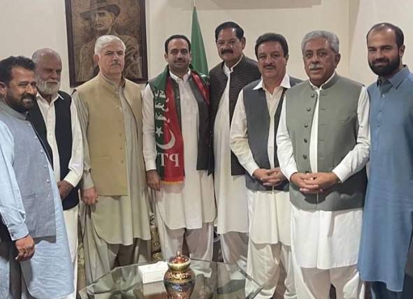 دیرینہ دشمنی: گجرانوالہ میں فائرنگ سے 5 افراد ہلاک، ملزم پولیس کے ہاتھوں ہلاک دیرینہ دشمنی: گجرانوالہ میں فائرنگ سے 5 افراد ہلاک، ملزم پولیس کے ہاتھوں ہلاک