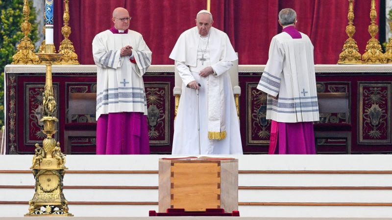Fiéis Dormem Nas Ruas Do Vaticano Antes Do Funeral Do Papa Fiéis Dormem Nas Ruas Do Vaticano Antes Do Funeral Do Papa