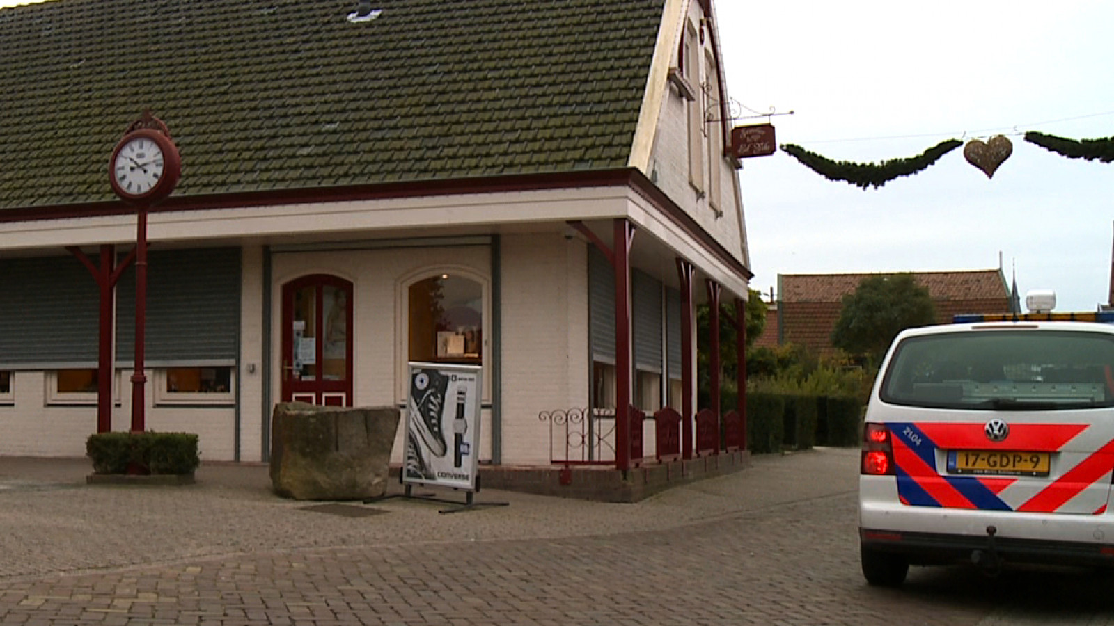 Gewapende Overval Door 16-jarige Venlonaar: Slachtoffers Getraumatiseerd Gewapende Overval Door 16-jarige Venlonaar: Slachtoffers Getraumatiseerd