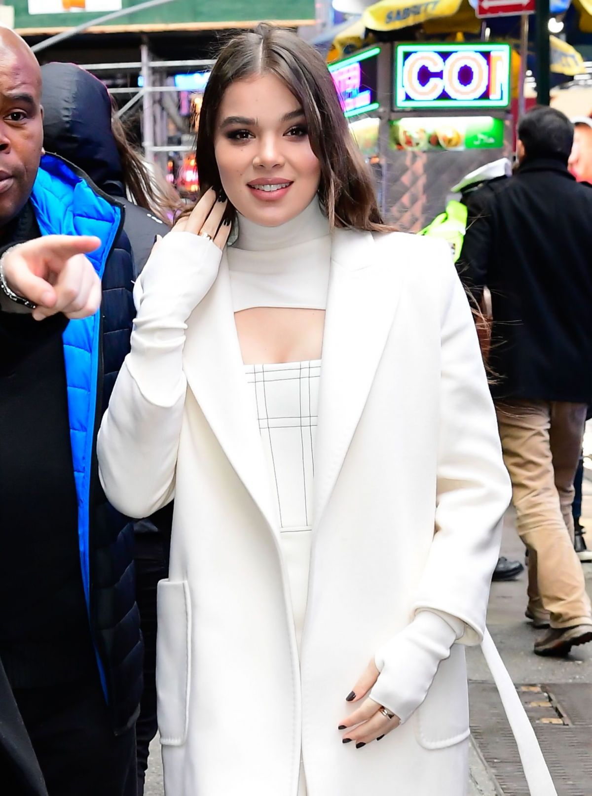 Hailee Steinfeld's Professional Look On Good Morning America Hailee Steinfeld's Professional Look On Good Morning America