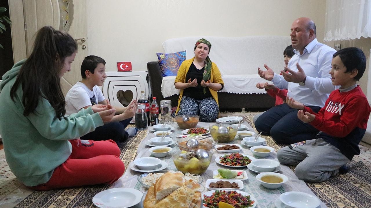 Hakkari'de Hakim Ve Savcılar Için Özel İftar Yemeği Hakkari'de Hakim Ve Savcılar Için Özel İftar Yemeği