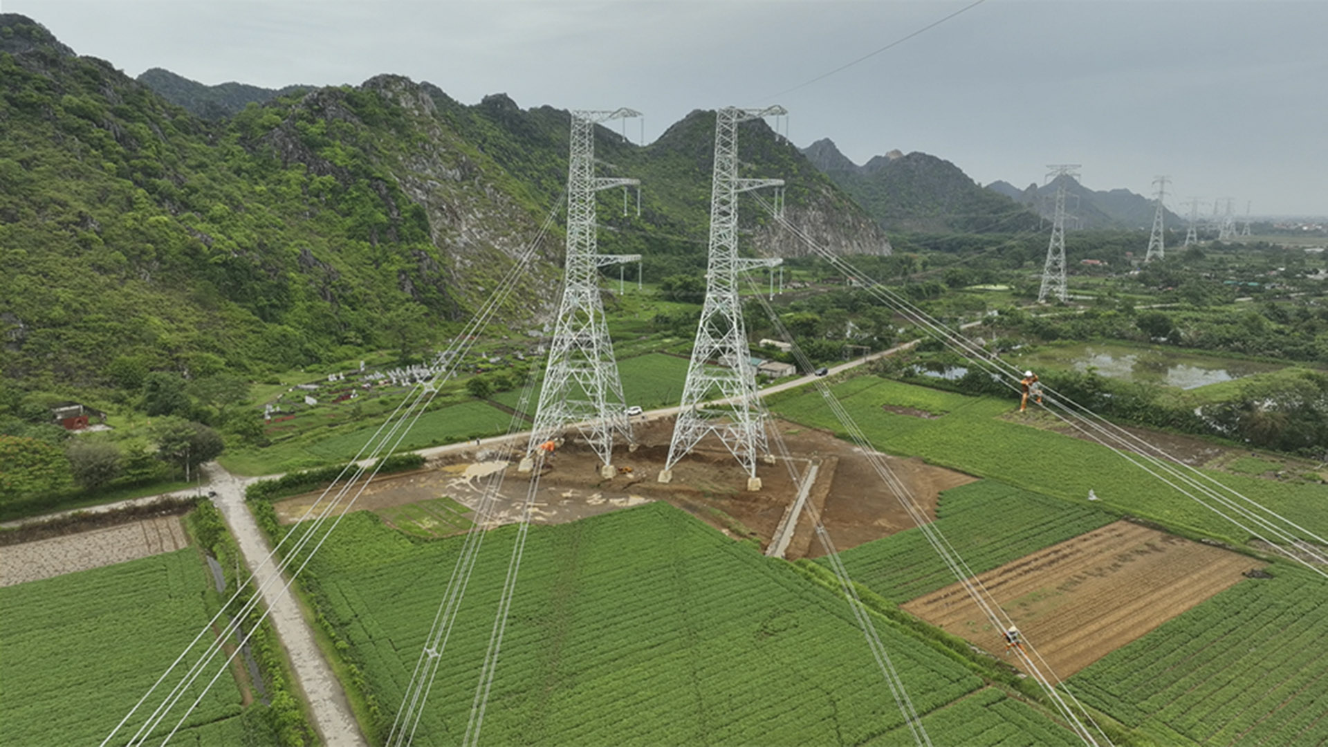 Hành Trình Của Công Nhân Điện Lực Miền Nam Tại Dự Án 500kV Mạch 3: Thử Thách Và Thành Công Hành Trình Của Công Nhân Điện Lực Miền Nam Tại Dự Án 500kV Mạch 3: Thử Thách Và Thành Công