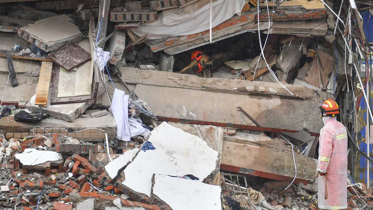 Historic Chinese Tower Suffers Partial Collapse; Tourist Evacuation Underway Historic Chinese Tower Suffers Partial Collapse; Tourist Evacuation Underway