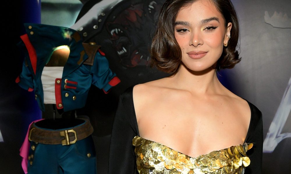 Hot Ones: Hailee Steinfeld's Unexpected Chiefs Shout-Out Hot Ones: Hailee Steinfeld's Unexpected Chiefs Shout-Out