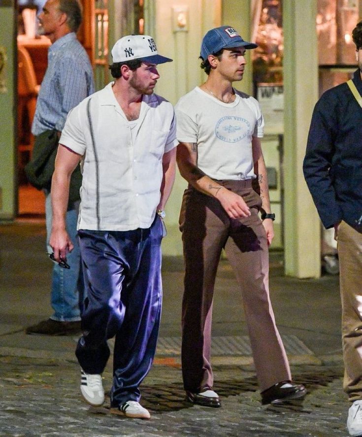 How Joe Jonas Handled A Couple's Argument About Him How Joe Jonas Handled A Couple's Argument About Him
