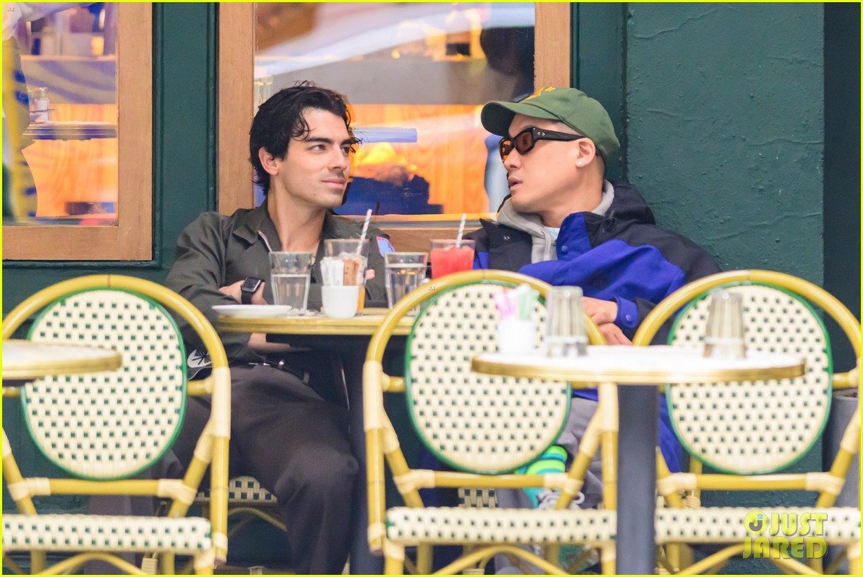 How Joe Jonas Handled A Couple's Fight Over Him How Joe Jonas Handled A Couple's Fight Over Him