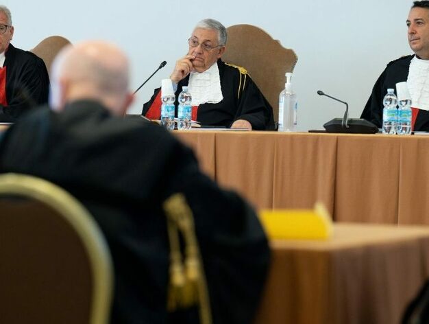 Il Caso Becciu: Nuove Chat Pubblicate Da Domani Rivelano Un Complotto Il Caso Becciu: Nuove Chat Pubblicate Da Domani Rivelano Un Complotto