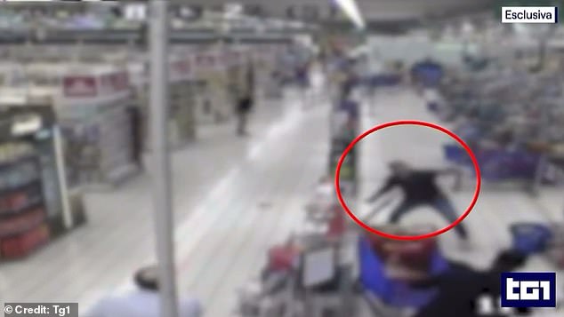 Incidenti Tragjik Në Qendër Tregtare Të Çekisë: Dy Të Vdekur Nga Sulmi Me Thikë Incidenti Tragjik Në Qendër Tregtare Të Çekisë: Dy Të Vdekur Nga Sulmi Me Thikë