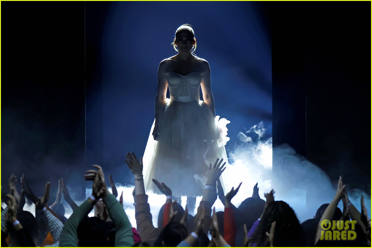 Is Jennifer Lopez Hosting The American Music Awards In May? Is Jennifer Lopez Hosting The American Music Awards In May?