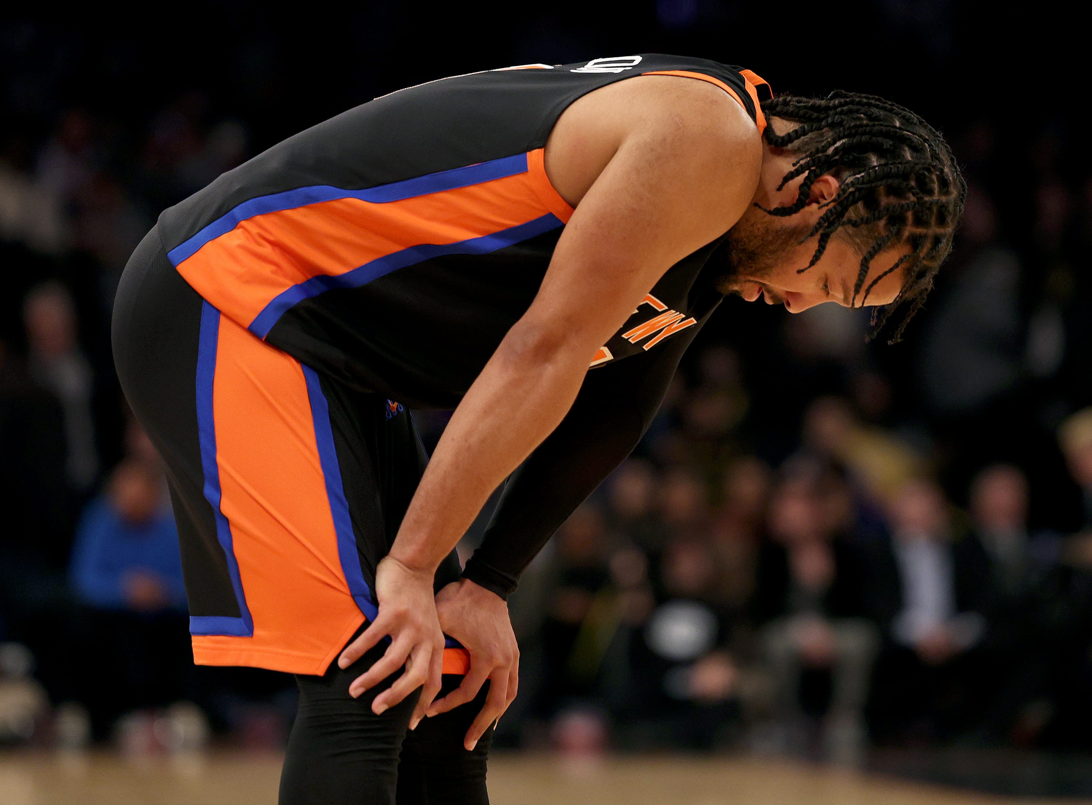 Jalen Brunson Rolls Ankle, Exits Knicks-Lakers Game In Overtime Jalen Brunson Rolls Ankle, Exits Knicks-Lakers Game In Overtime