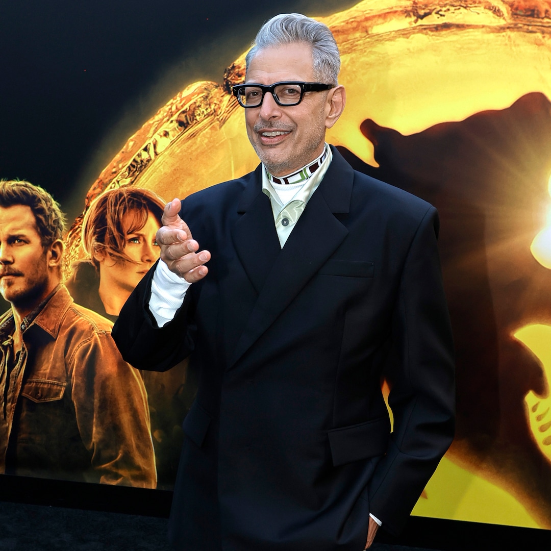 Jeff Goldblum's Viral Oscars Moment: Relatable Star Checks His Own Photos Jeff Goldblum's Viral Oscars Moment: Relatable Star Checks His Own Photos
