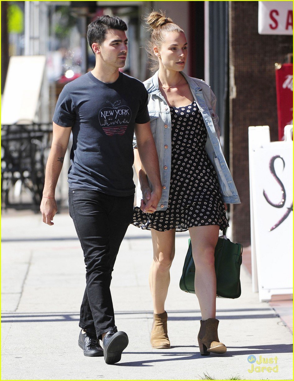 Joe Jonas's Response To A Couple Fighting Over Him Joe Jonas's Response To A Couple Fighting Over Him