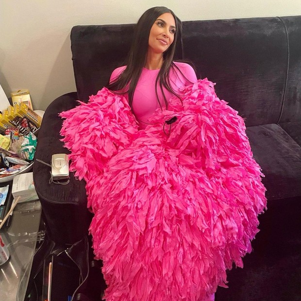 Kim Kardashian In Balenciaga: Analyzing Her SNL 50 Performance Look Kim Kardashian In Balenciaga: Analyzing Her SNL 50 Performance Look