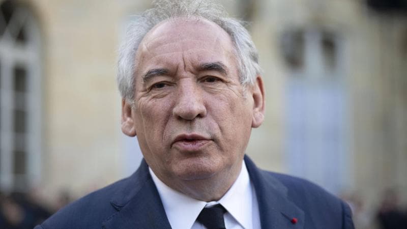 La Francia Si Sposta A Destra: Il Governo Bayrou Insegue Le Pen La Francia Si Sposta A Destra: Il Governo Bayrou Insegue Le Pen