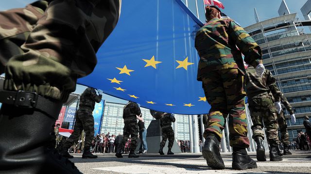 La Politique De Défense Française : Un Manque De Consultation Publique? La Politique De Défense Française : Un Manque De Consultation Publique?