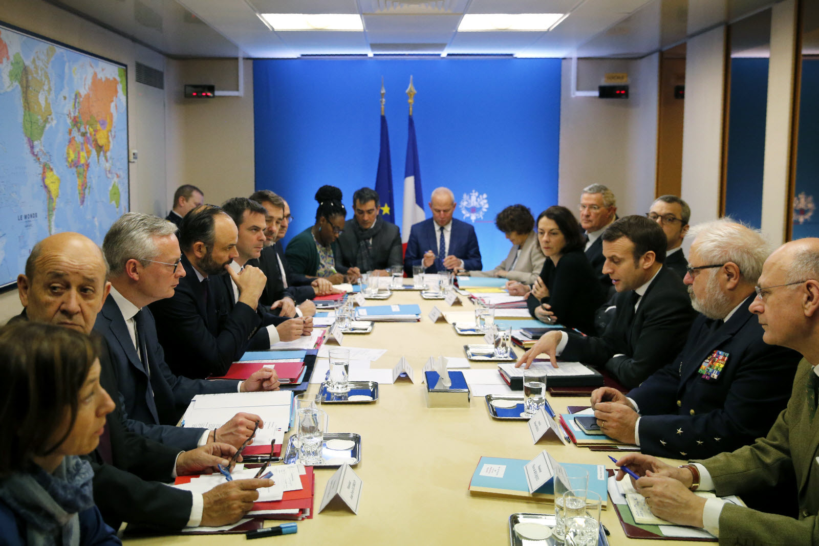 Le Gouvernement Français Et Les Décisions De Défense : Un Manque De Dialogue Le Gouvernement Français Et Les Décisions De Défense : Un Manque De Dialogue