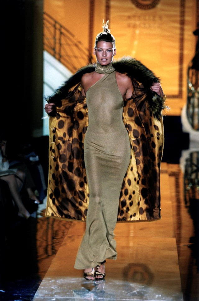 Linda Evangelista At 59: Her Honest Reaction To Showing Friends Her Scars Linda Evangelista At 59: Her Honest Reaction To Showing Friends Her Scars