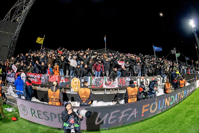 Liverpool En Oranjegekte: Nederlandse Supporters Reizen Massaal Af Liverpool En Oranjegekte: Nederlandse Supporters Reizen Massaal Af