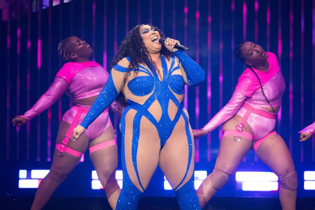 Lizzo Shows Off Hourglass Figure At Los Angeles Concert Lizzo Shows Off Hourglass Figure At Los Angeles Concert