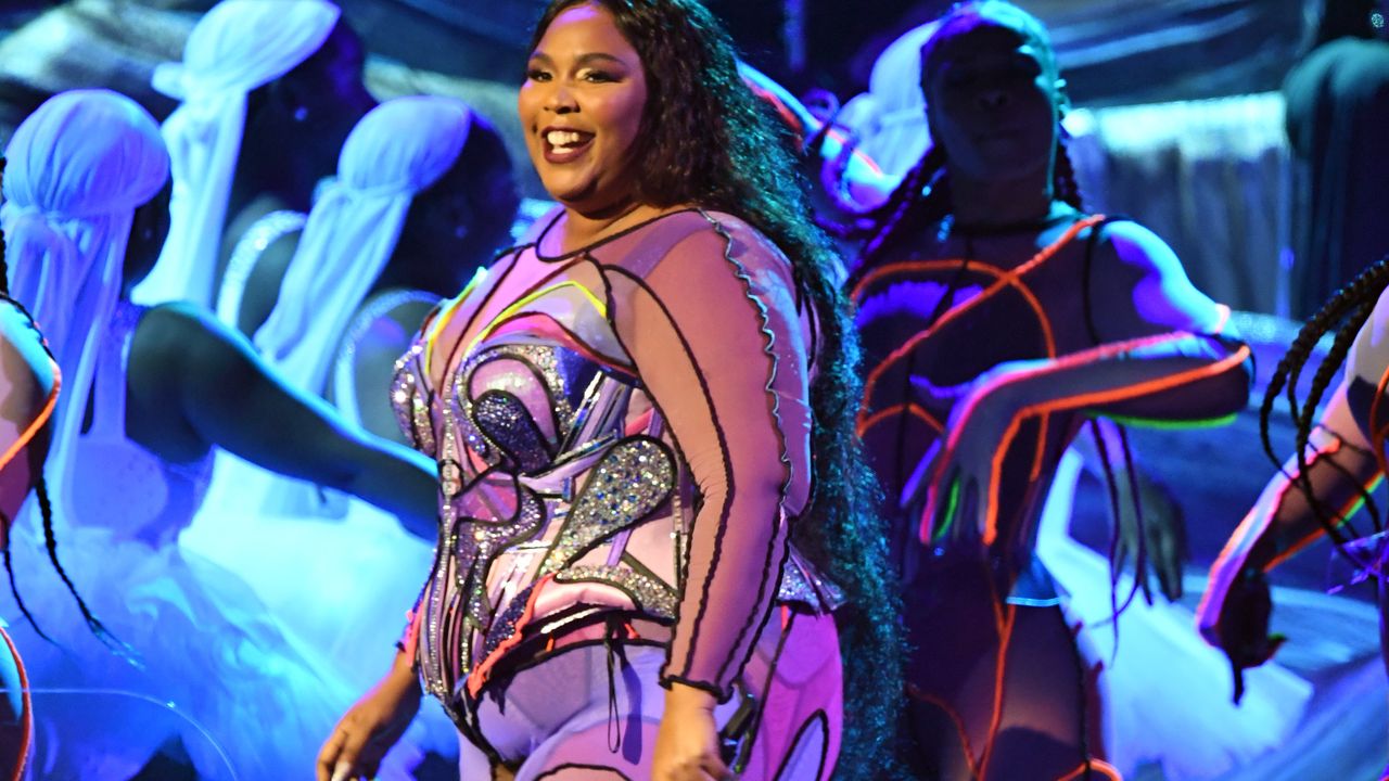 Lizzo's Body Confidence On Full Display In Los Angeles Performance Lizzo's Body Confidence On Full Display In Los Angeles Performance