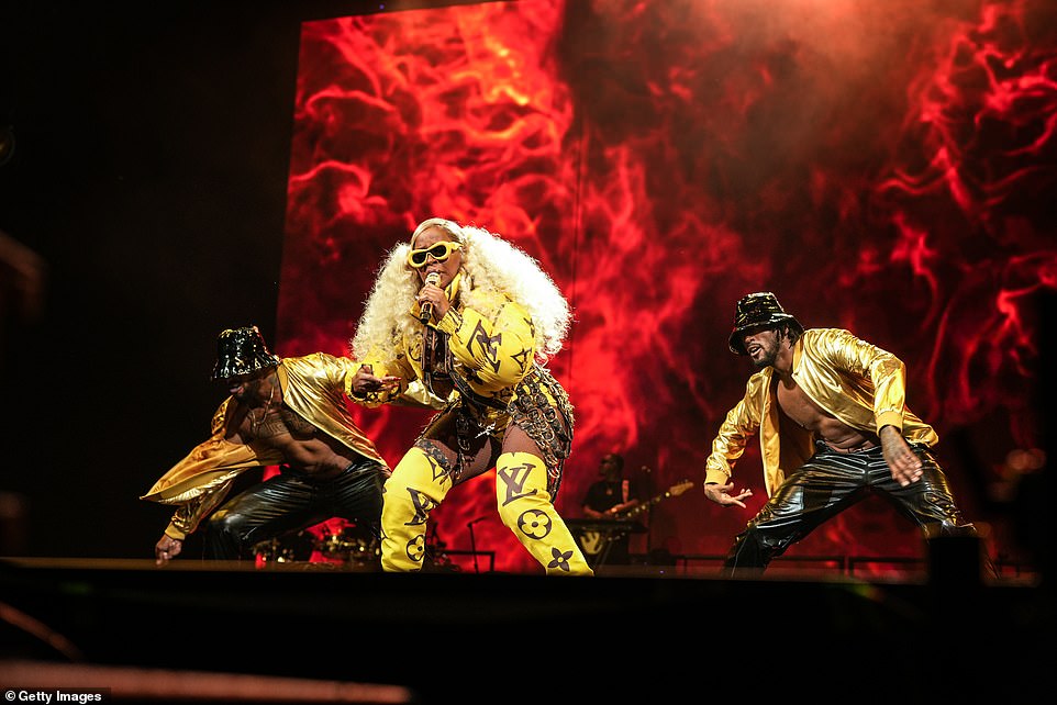 Lizzo's Stunning LA Concert: Cinched Waist And Daring Curves Lizzo's Stunning LA Concert: Cinched Waist And Daring Curves