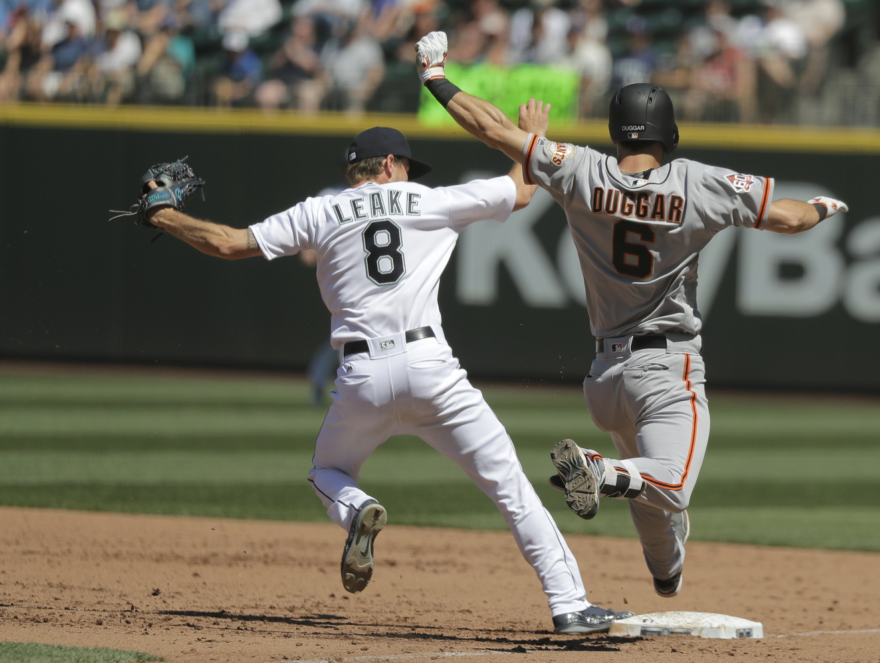 Mariners Outfielder Makes Incredible Catch Against Giants Mariners Outfielder Makes Incredible Catch Against Giants