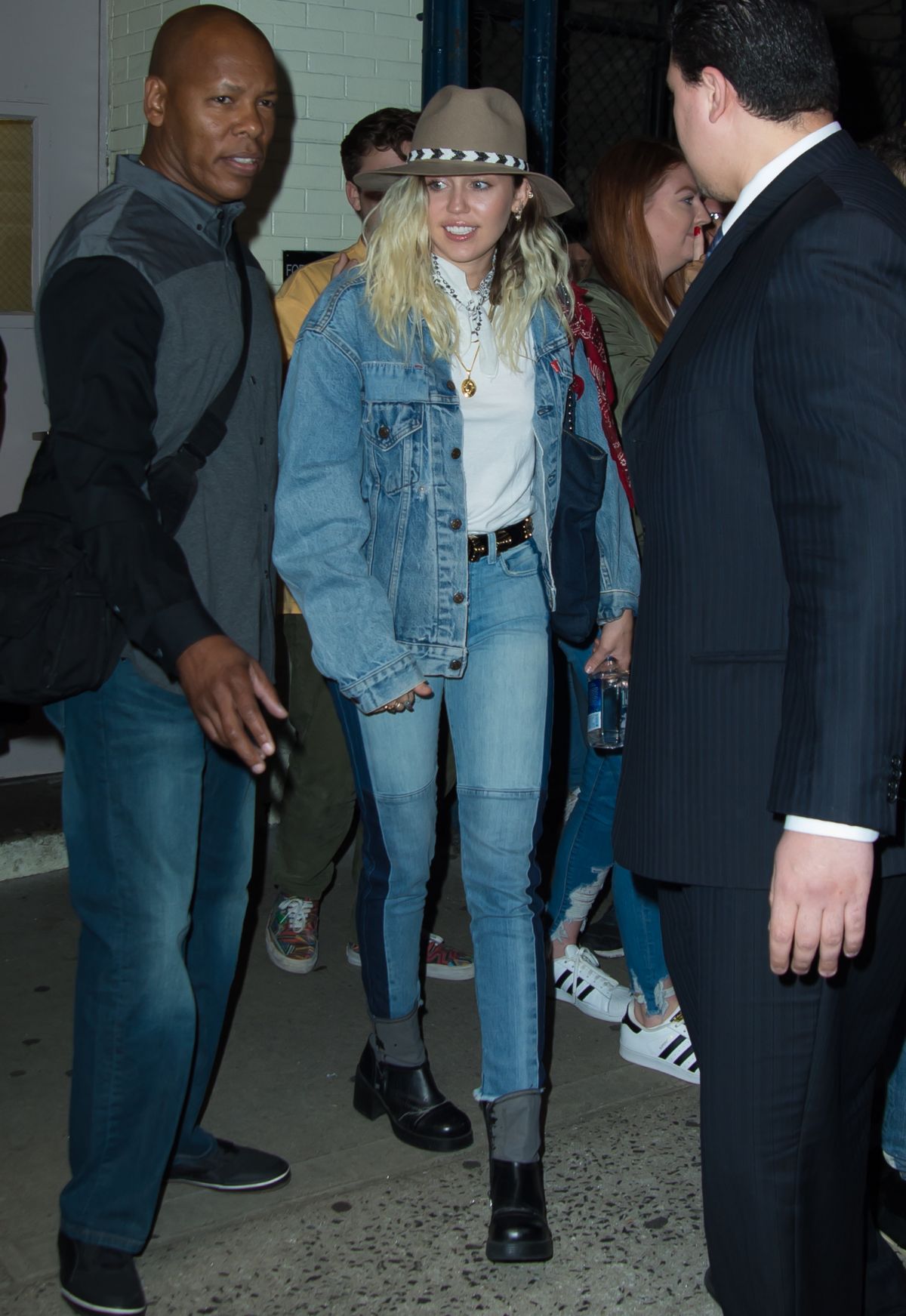 Miley Cyrus Debuut Nieuwe Single Donderdagnacht Miley Cyrus Debuut Nieuwe Single Donderdagnacht