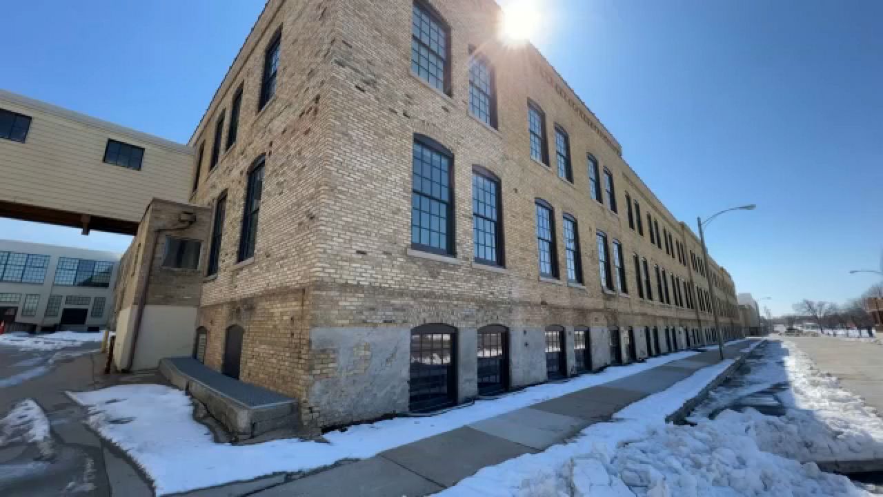 Milwaukee Apartment Building Fire: Four Fatalities, Hundreds Evacuated Milwaukee Apartment Building Fire: Four Fatalities, Hundreds Evacuated