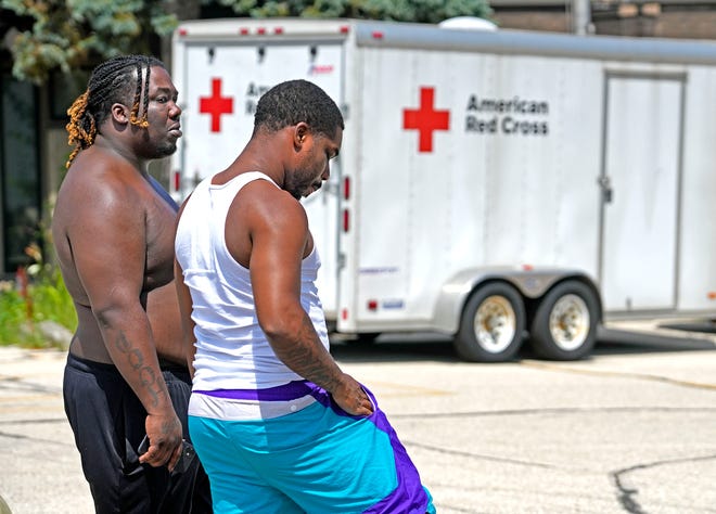 Milwaukee Apartment Fire: 4 Dead, Hundreds Displaced Milwaukee Apartment Fire: 4 Dead, Hundreds Displaced