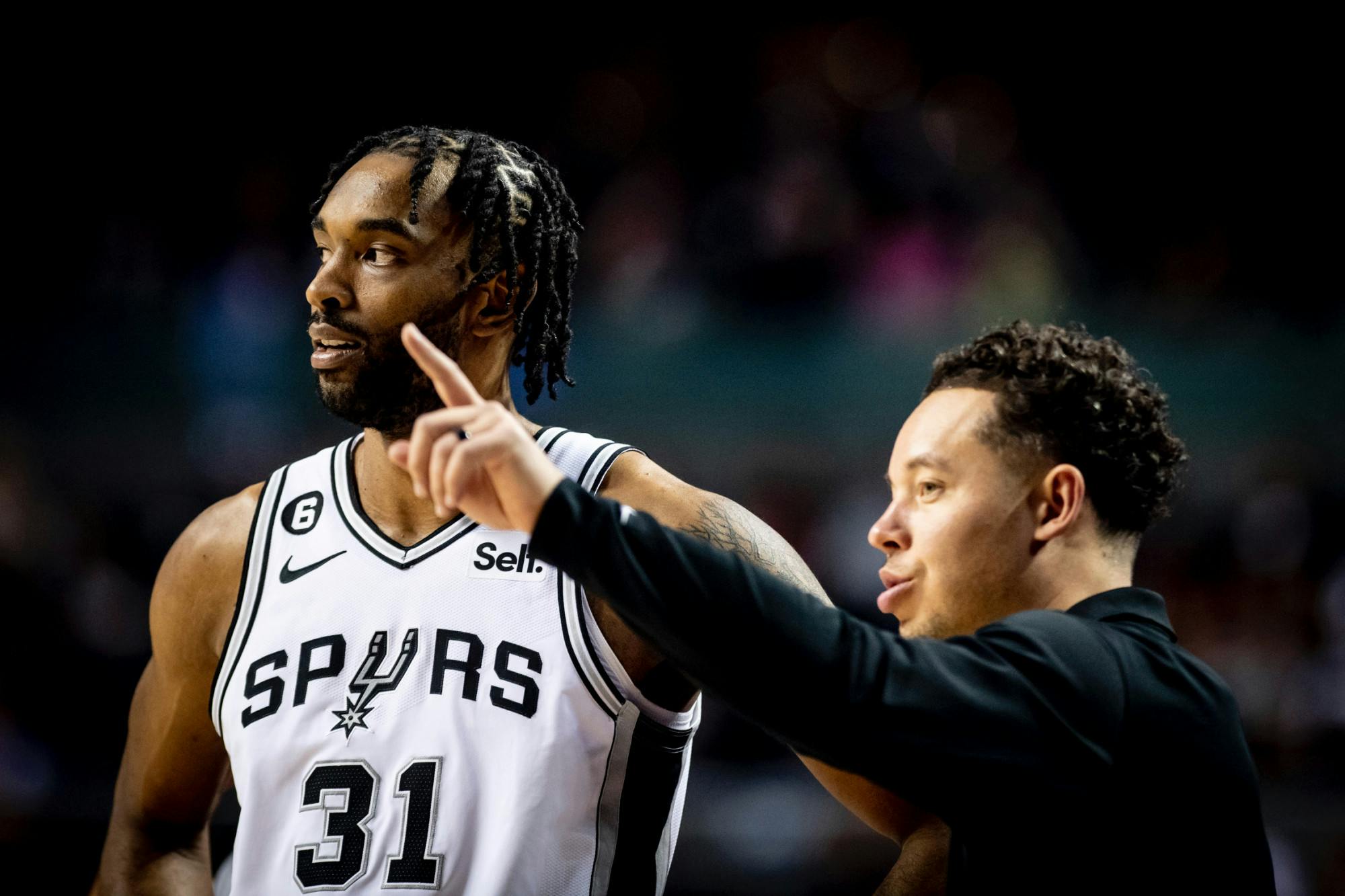 Mitch Johnson : Le Nouveau Coach Principal Des Spurs Après Le Départ De Popovich Mitch Johnson : Le Nouveau Coach Principal Des Spurs Après Le Départ De Popovich
