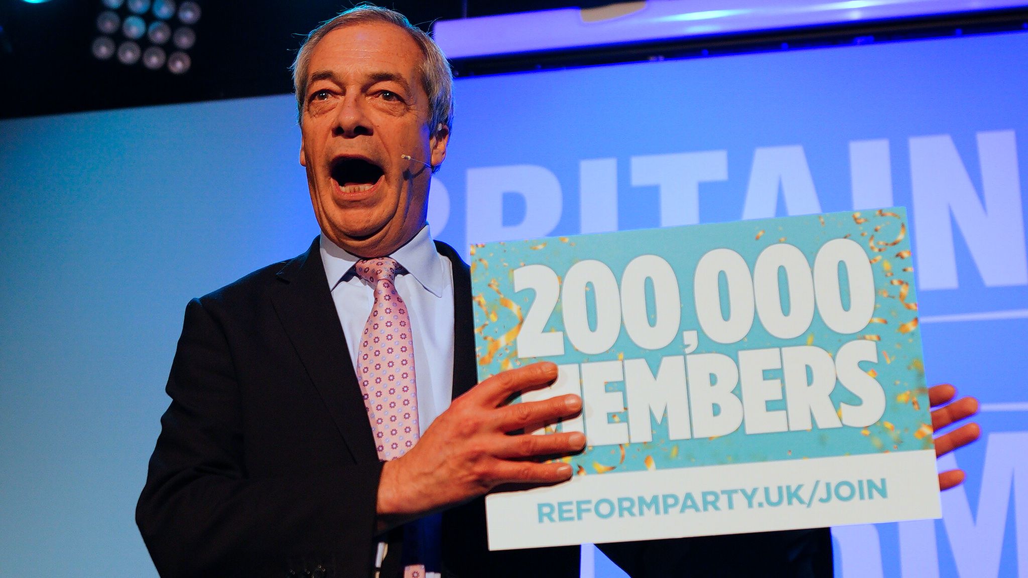 Nigel Farage In Shrewsbury: Reform Party Leader's Visit, Flat Cap, G&T, And Conservative Criticism Nigel Farage In Shrewsbury: Reform Party Leader's Visit, Flat Cap, G&T, And Conservative Criticism