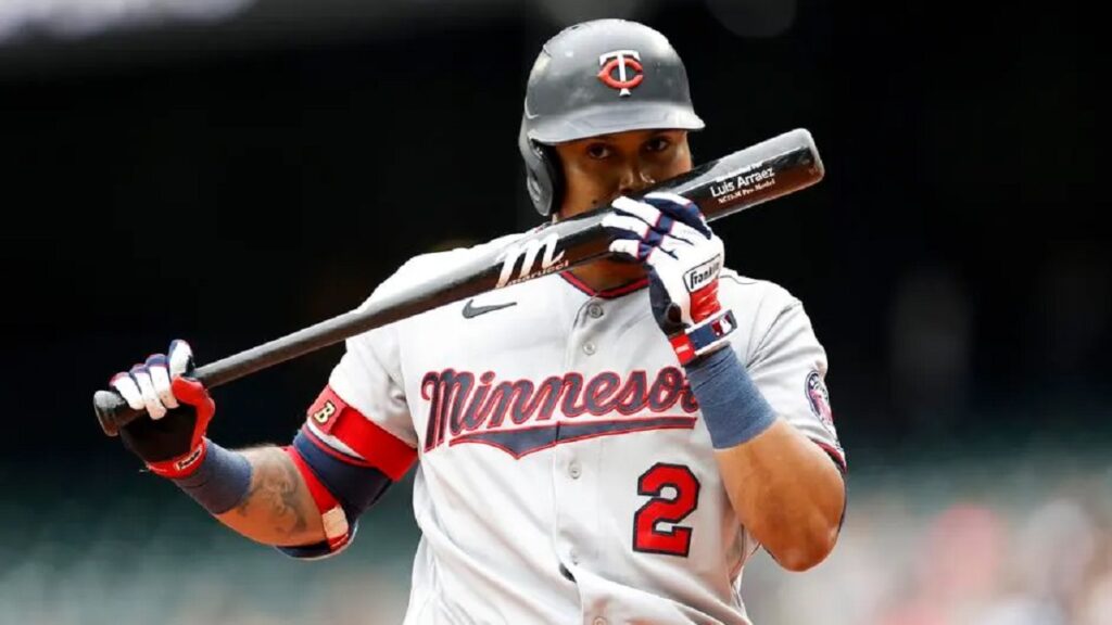 Padre Luis Arraez Suffers Injury In On-Field Collision Padre Luis Arraez Suffers Injury In On-Field Collision