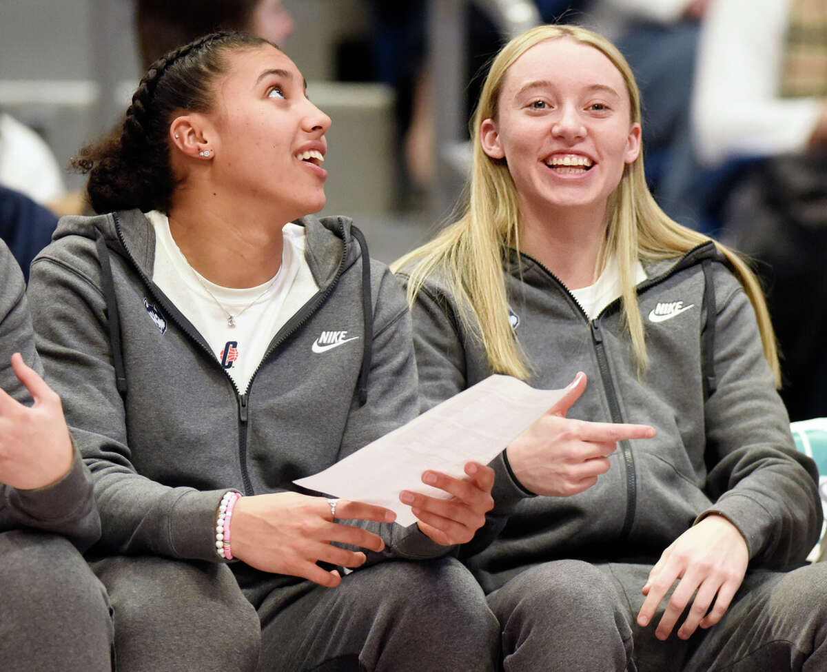 Paige Bueckers And Azzi Fudd's WNBA Draft Red Carpet Looks Paige Bueckers And Azzi Fudd's WNBA Draft Red Carpet Looks